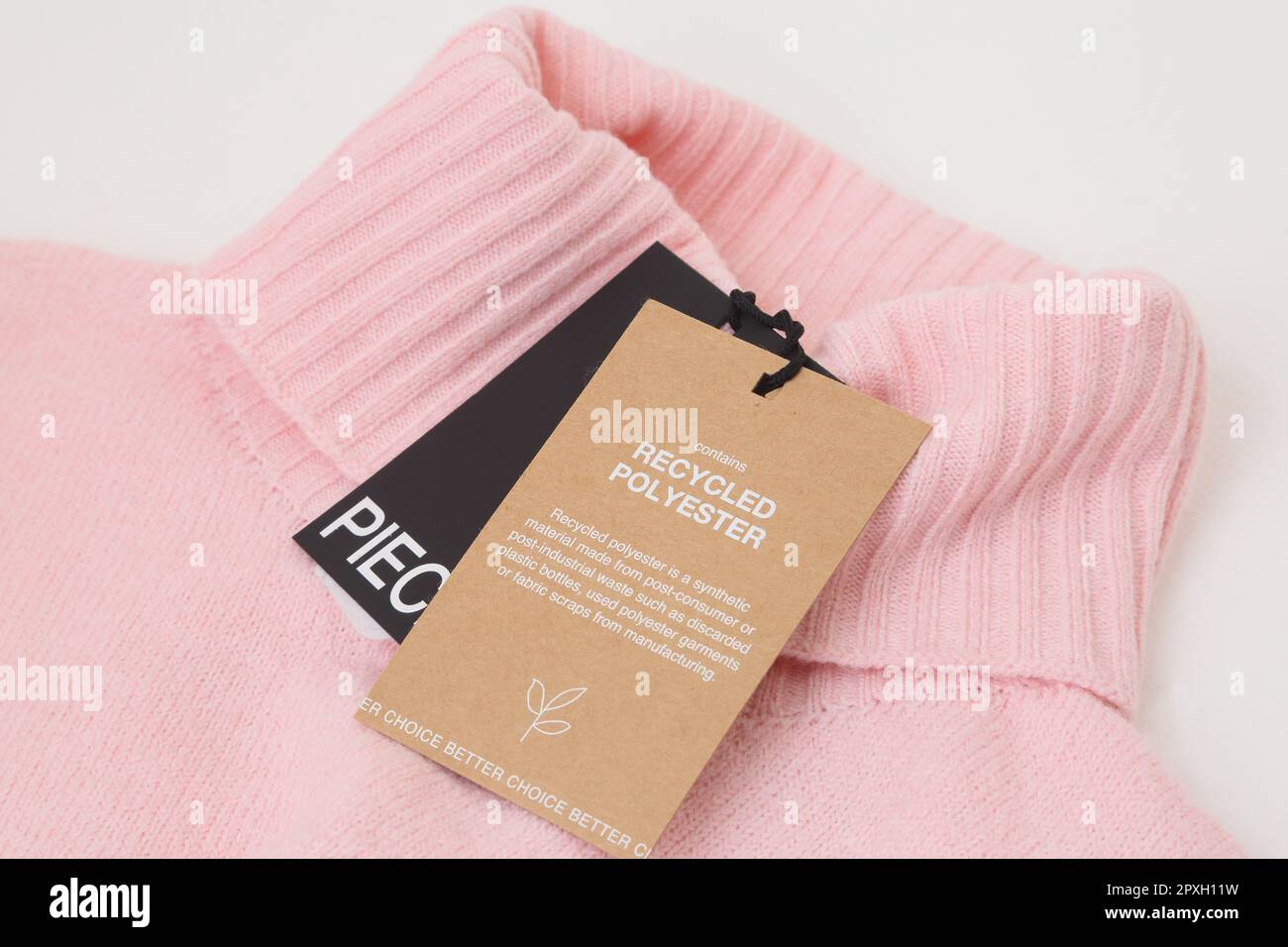 Pullover mit Rollkragen aus recyceltem Polyester in Pink mit Beschriftungen Stockfoto