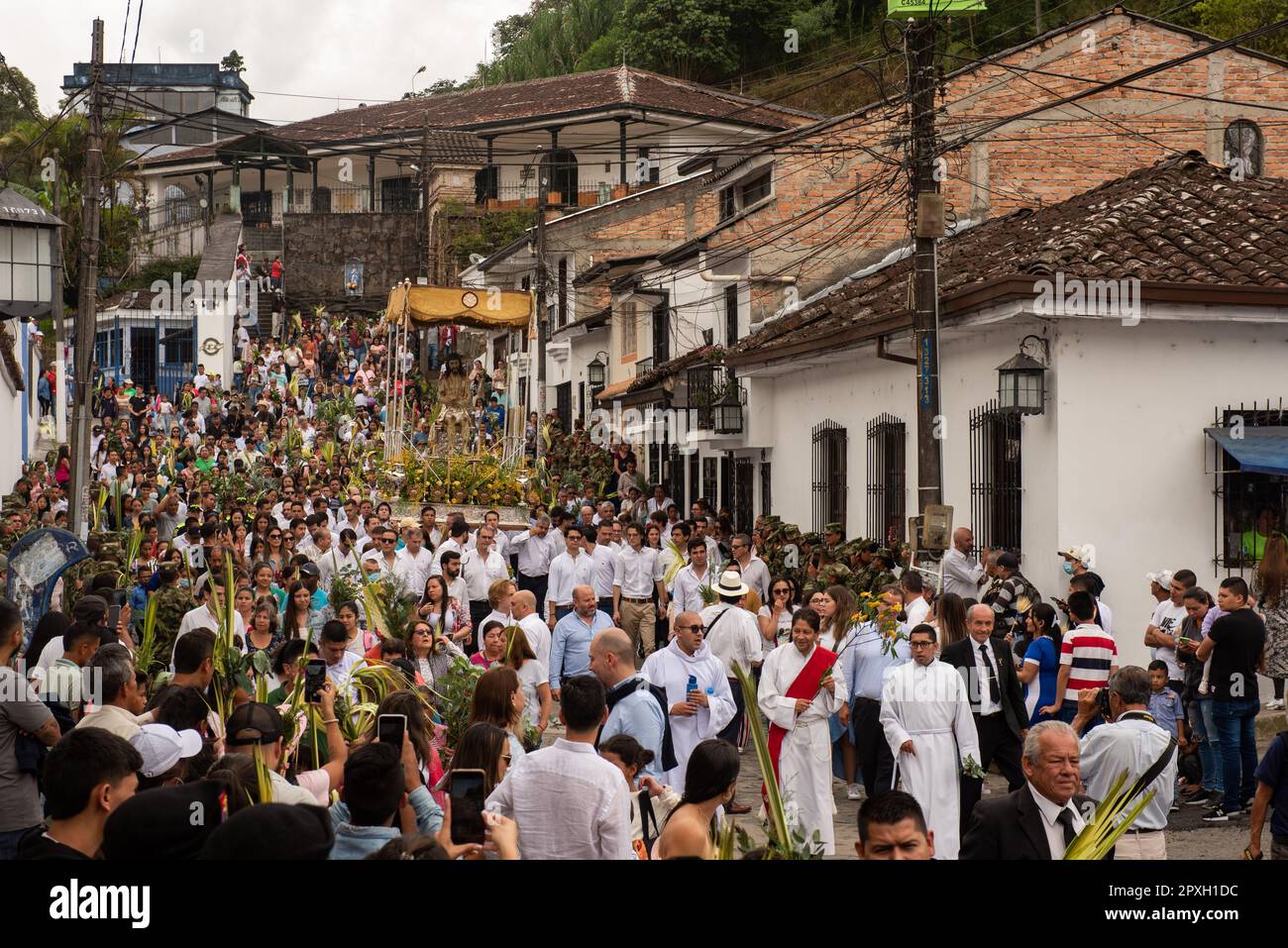 Menschenmassen versammeln sich zu den religiösen Prozessionen des Domingo de Ramos (Palmensonntag), dem ersten Tag des Semana Santa (Heilige Woche) in Popayan, Kolumbien Stockfoto