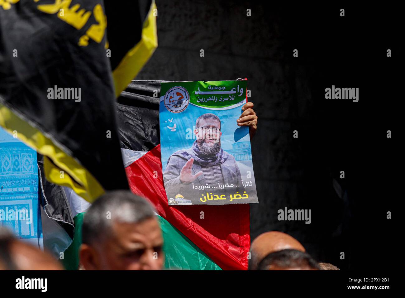 Gaza, Palästina. 02. Mai 2023. Die Menschen versammeln sich vor dem Gebäude des Internationalen Komitees vom Roten Kreuz (IKRK) in Gaza-Stadt, während sie das Poster des palästinensischen Gefangenen Khader Adnan halten, der nach einem 87-tägigen Hungerstreik in einem israelischen Gefängnis am 02. Mai 2023 starb. Khader Adnan trat als Reaktion auf seine administrative Inhaftierung 66 Tage im Jahr 2012, 52 Tage im Jahr 2015, 59 Tage im Jahr 2018 und 25 Tage im Jahr 2021 in den Hungerstreik. Foto: Ramez Habboub/ABACAPRESS.COM Kredit: Abaca Press/Alamy Live News Stockfoto