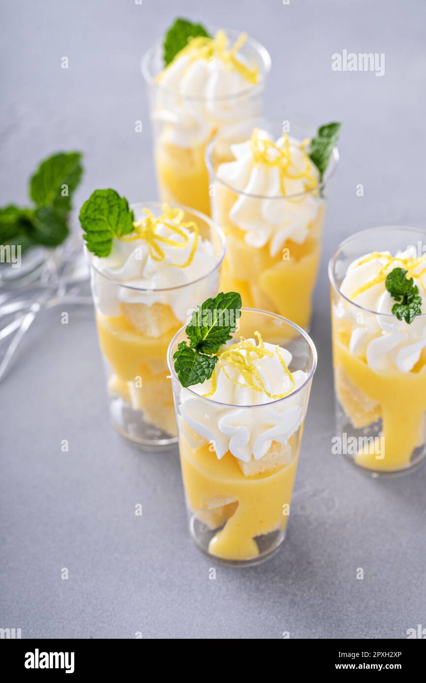 Zitronenquellensaft mit Desserts für eine Party oder einen Geburtstag, Esstisch-Idee, Catering Stockfoto Zitronenquellensaft mit Desserts für eine Party oder einen Geburtstag, Esstisch-Idee, Catering Stockfoto