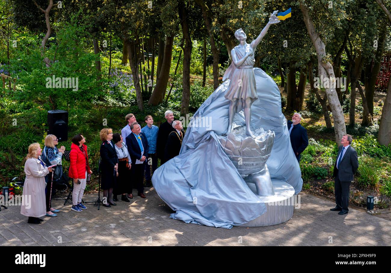 Die Enthüllung eines 16ft m hohen ukrainischen Friedensdenkmals, das den Menschen in der Ukraine und überall auf den Strawberry Fields in Liverpool Frieden und Hoffnung bringt. Die in Aluminium gegossene Statue zeigt einen Mann, der ein Buch, eine Taube und die ukrainische Flagge in der Hand hält, mit Botschaften, die mit John Lennons berühmter Anti-Kriegs-Hymne „Gib dem Frieden eine Chance“ übereinstimmen. Foto: Dienstag, 2. Mai 2023. Stockfoto
