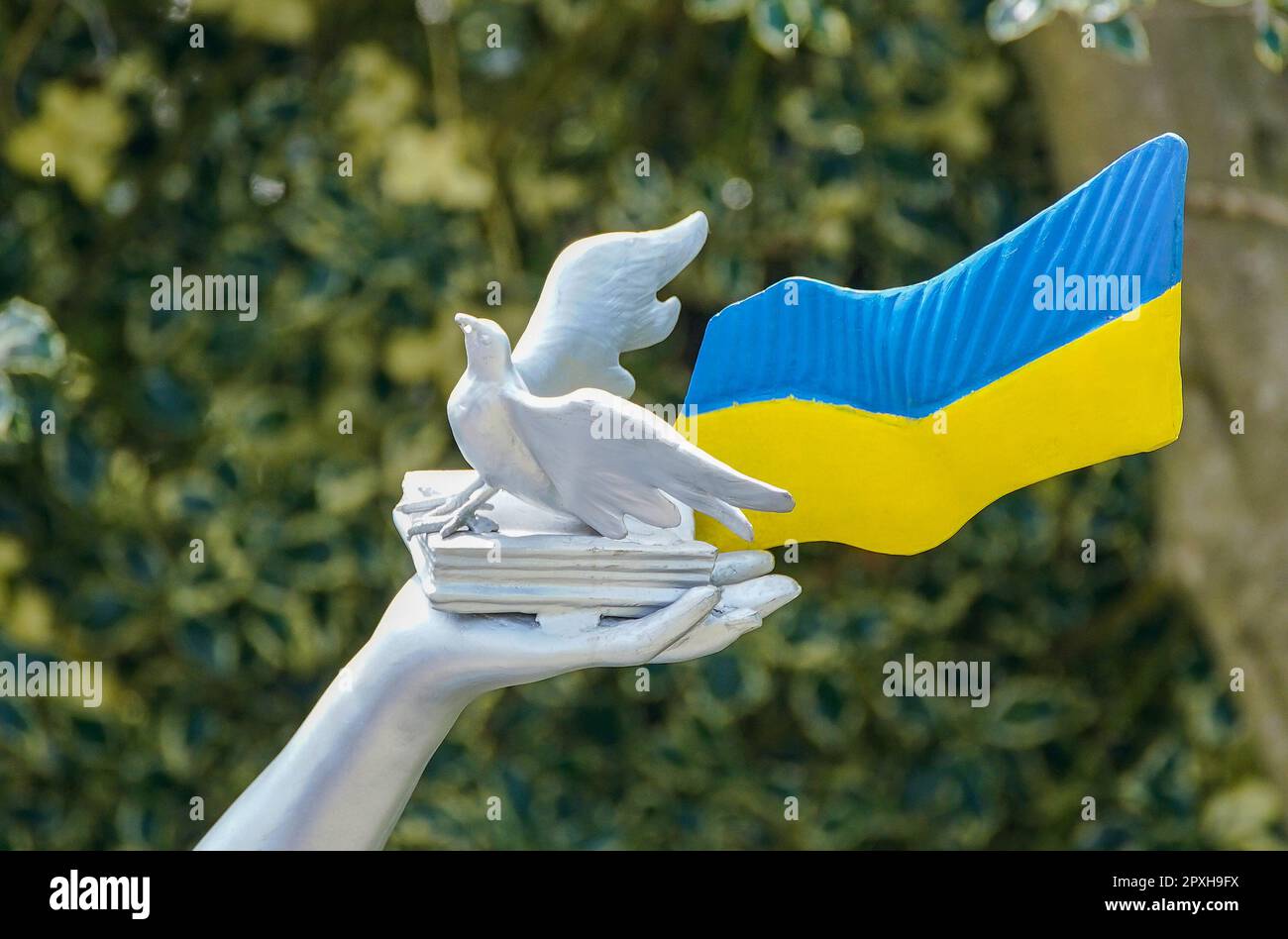 Die Enthüllung eines 16ft m hohen ukrainischen Friedensdenkmals, das den Menschen in der Ukraine und überall auf den Strawberry Fields in Liverpool Frieden und Hoffnung bringt. Die in Aluminium gegossene Statue zeigt einen Mann, der ein Buch, eine Taube und die ukrainische Flagge in der Hand hält, mit Botschaften, die mit John Lennons berühmter Anti-Kriegs-Hymne „Gib dem Frieden eine Chance“ übereinstimmen. Foto: Dienstag, 2. Mai 2023. Stockfoto