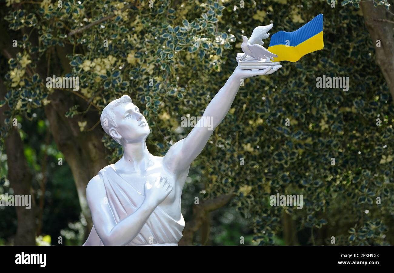 Die Enthüllung eines 16ft m hohen ukrainischen Friedensdenkmals, das den Menschen in der Ukraine und überall auf den Strawberry Fields in Liverpool Frieden und Hoffnung bringt. Die in Aluminium gegossene Statue zeigt einen Mann, der ein Buch, eine Taube und die ukrainische Flagge in der Hand hält, mit Botschaften, die mit John Lennons berühmter Anti-Kriegs-Hymne „Gib dem Frieden eine Chance“ übereinstimmen. Foto: Dienstag, 2. Mai 2023. Stockfoto