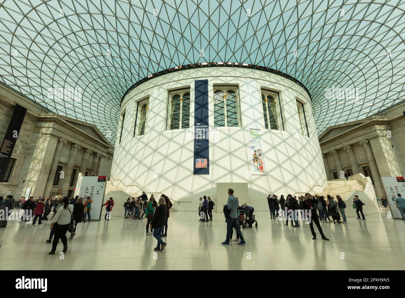 Das British Museum Queen Elizabeth II Great Court wurde 2000 eröffnet und befindet sich in einem Museum aus dem Jahr 1753 in der Great Russell Street, Bloomsbury, London Stockfoto