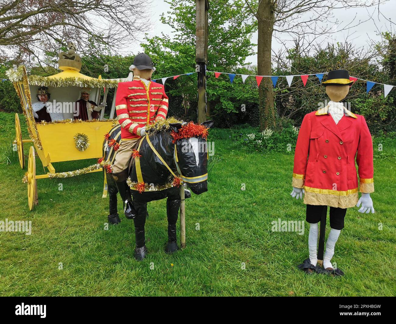 Puppen und Modelle, die die Krönung von König Charles und Königin Camilla im Dorf Plumley in Cheshire, Vereinigtes Königreich, darstellen Stockfoto