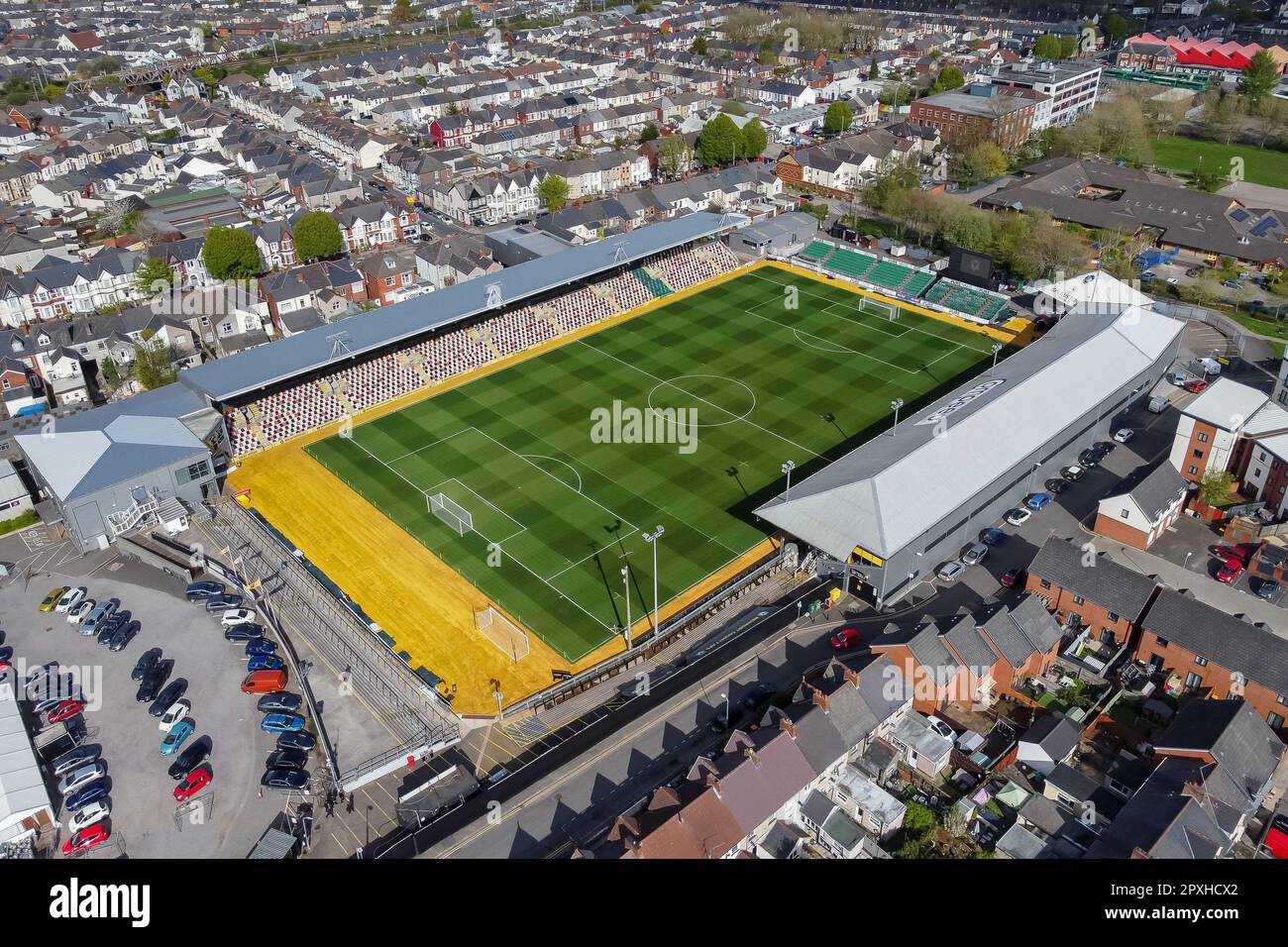 Blick aus der Luft auf das Rodney Parade Stadium in Newport in Wales, Heimstadion der Newport County AFC und Dragons RFC. Stockfoto