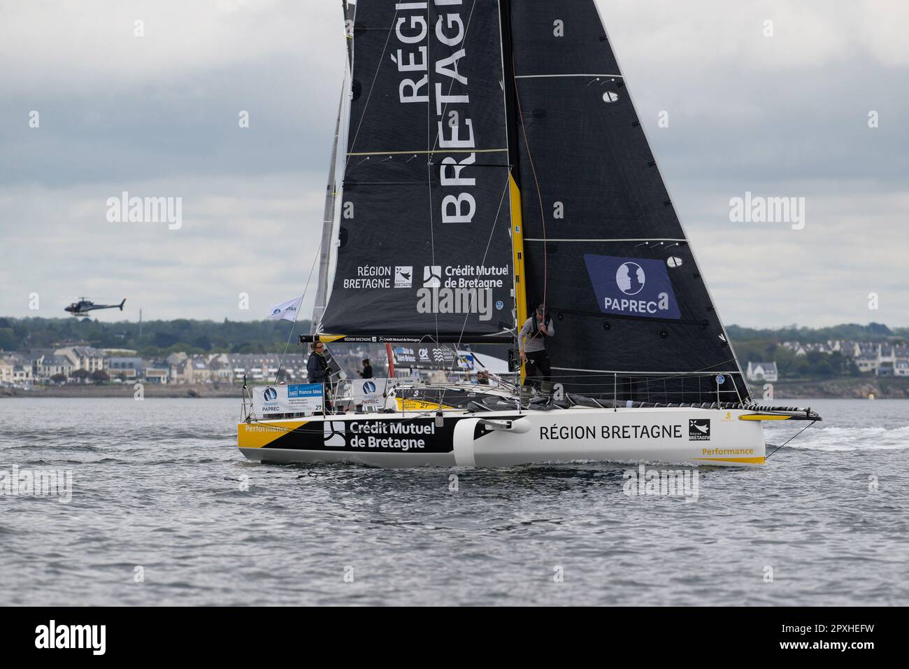 Gaston Morvan und Anne-Claire Le Berre (RÃ&#x89;GION BRETAGNE - CMB-VORSTELLUNG) zu Beginn der Transat Paprec 2023, Figaro Beneteau Klasse, Transatlantisches Rennen in gemischten Doppelwettkämpfen zwischen Concarneau und Saint-Barthelemy (Französische Antillen) am 30. April 2023 in Concarneau, Frankreich - Foto: Nicolas Pveehe/DPI Stockfoto