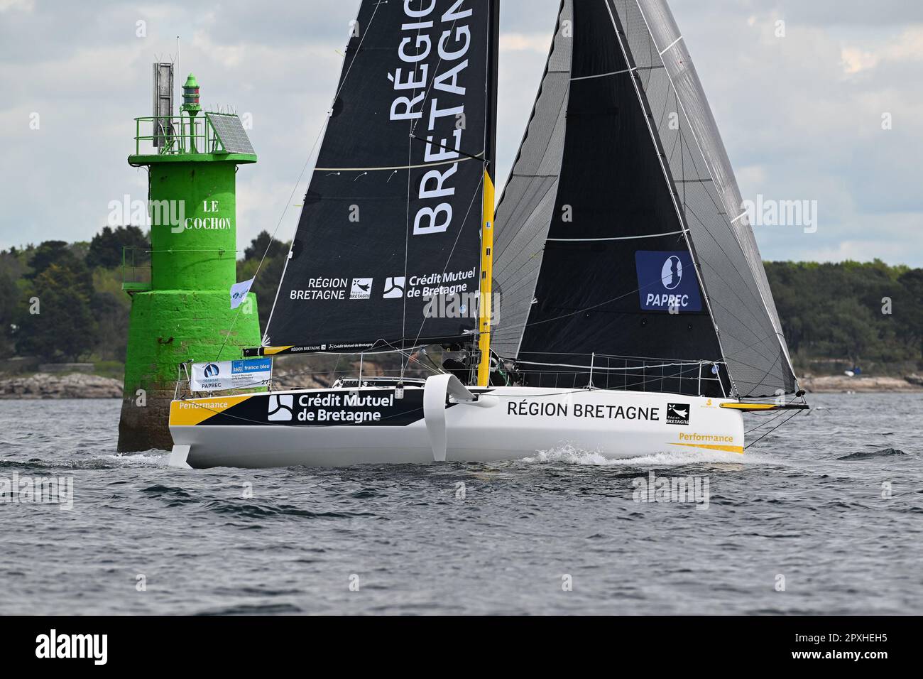 Gaston Morvan und Anne-Claire Le Berre (RÃ&#x89;GION BRETAGNE - CMB-VORSTELLUNG) zu Beginn der Transat Paprec 2023, Figaro Beneteau Klasse, Transatlantisches Rennen in gemischten Doppelwettkämpfen zwischen Concarneau und Saint-Barthelemy (Französische Antillen) am 30. April 2023 in Concarneau, Frankreich - Foto: Nicolas Pveehe/DPI Stockfoto