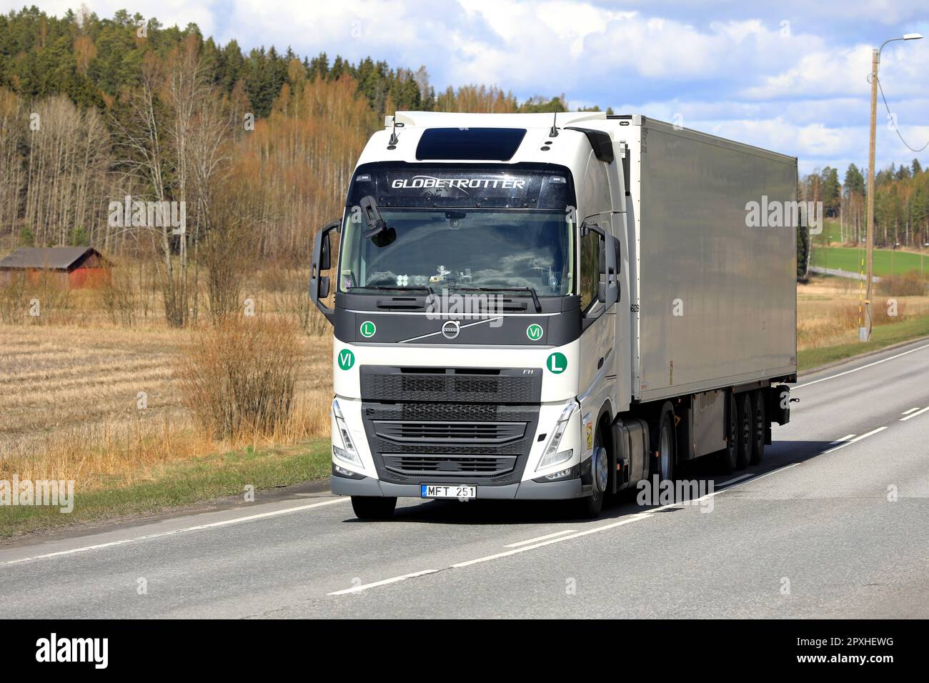 Weißer Volvo FH-Lkw, Globetrotter Cab, zieht einen Kühl-Auflieger auf der Straße an einem Frühlingstag. Salo, Finnland. 27. April 2023. Stockfoto