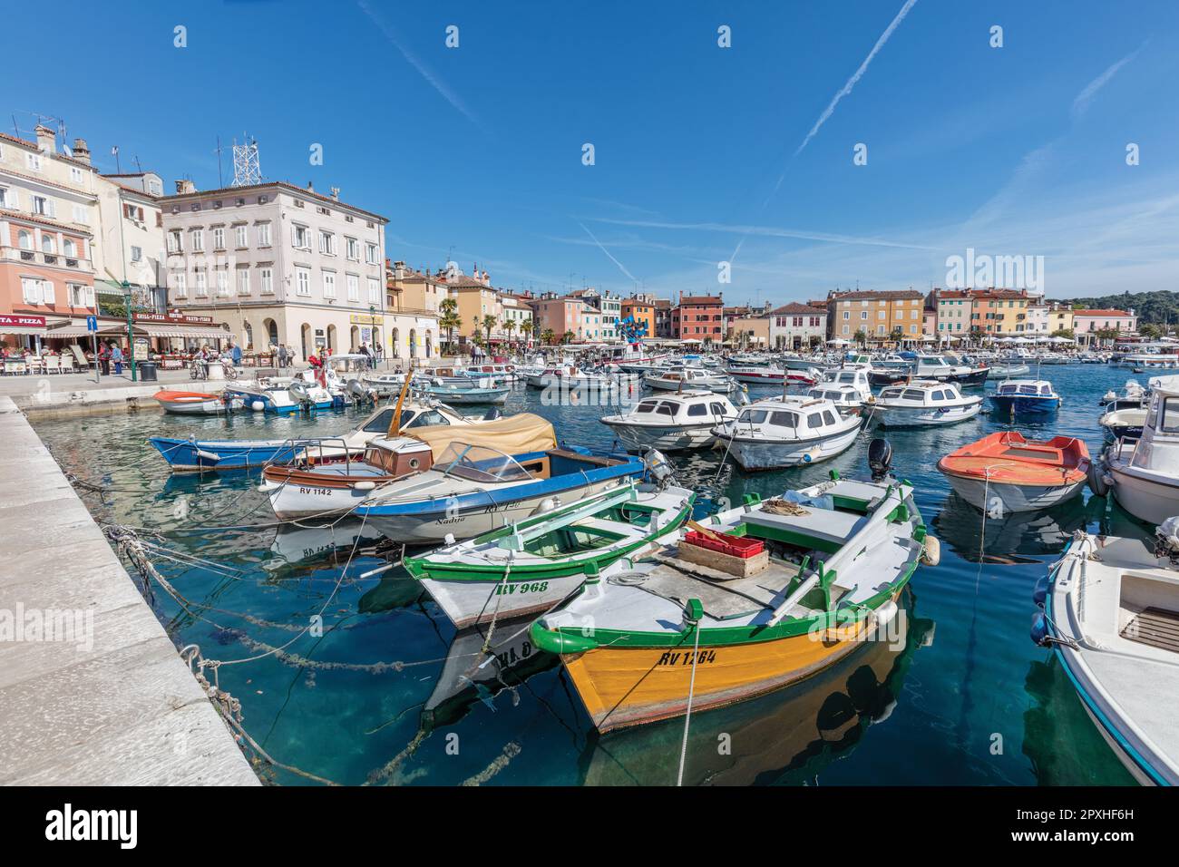 Boote liegen im mittelalterlichen Hafen der Altstadt und im Jachthafen im Angelhafen der Adria mit historischen Häusern, Geschäften, Cafés und Bars auf der Obala Pina Budicina vor Stockfoto