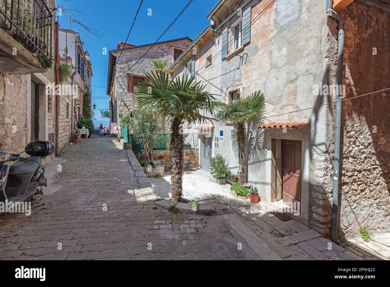 Enge Gassen und Steinhäuser, Häuser, Geschäfte, Büros, in der mittelalterlichen Altstadt von Rovinj, einem Fischereihafen an der Adria auf der Halbinsel Istrien Stockfoto