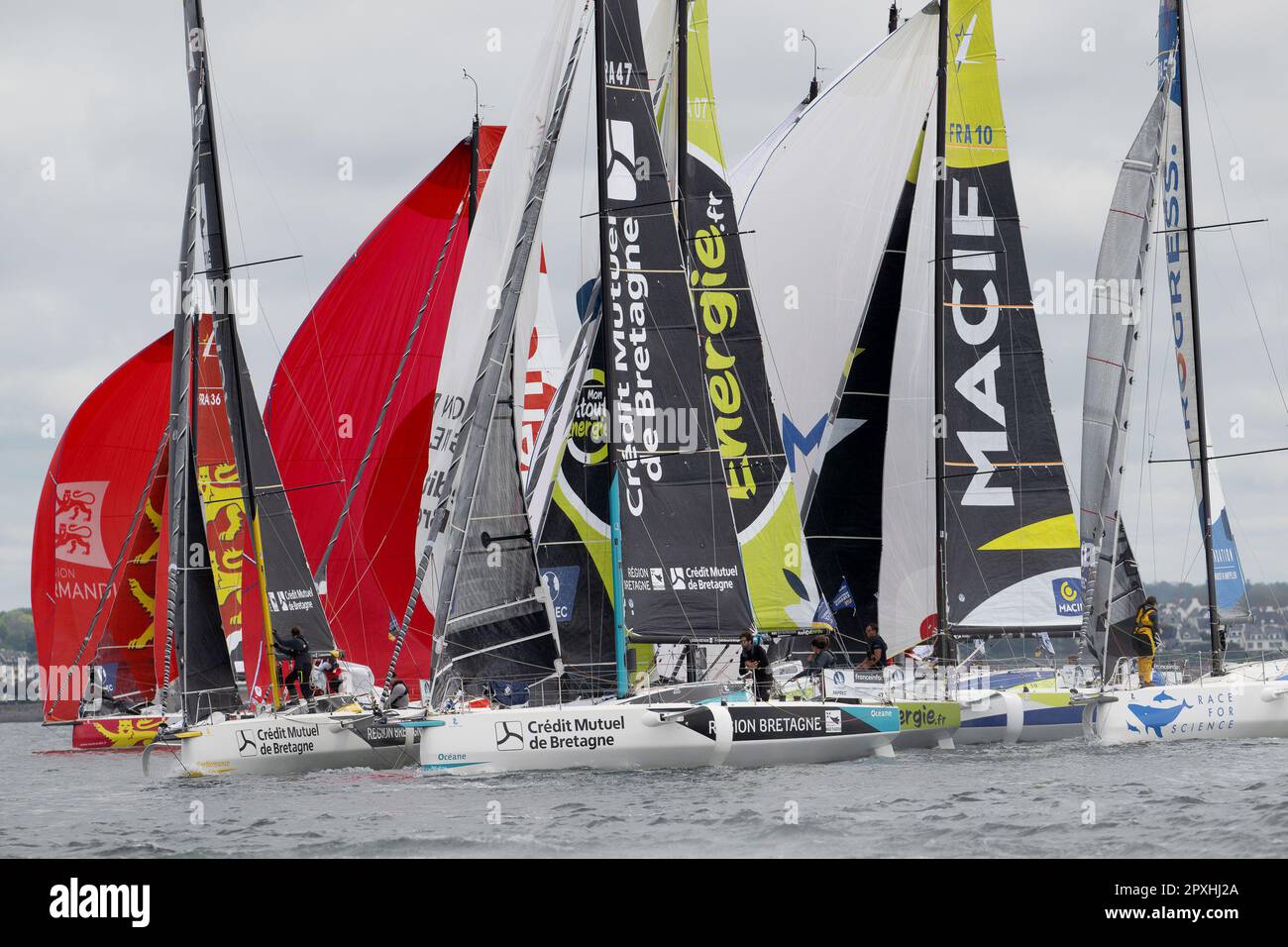 Gaston Morvan und Anne-Claire Le Berre (RÃ&#x89;GION BRETAGNE - CMB-VORSTELLUNG) - Chloe Le Bars und Hugo Dhallenne (RÃ&#x89 30;GION BRETAGNE - CMB OcÃ&#x89;ANE) zu Beginn der Transat Paprec 2023, Figaro Beneteau-Klasse, transatlantisches Rennen in gemischten Doppelwetten zwischen den französischen Inseln und Saint-Concarlles (Antithelemy) 2023 in Concarneau, Frankreich - Foto: Nicolas Pehe/DPPI/LiveMedia Stockfoto