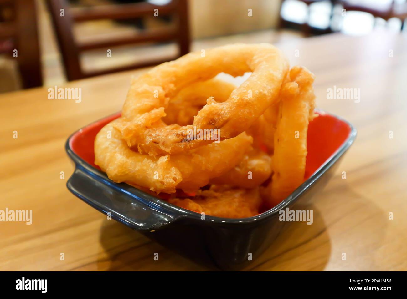 Zwiebelring, gebratene Zwiebeln oder frittierte Zwiebeln zum Servieren Stockfoto
