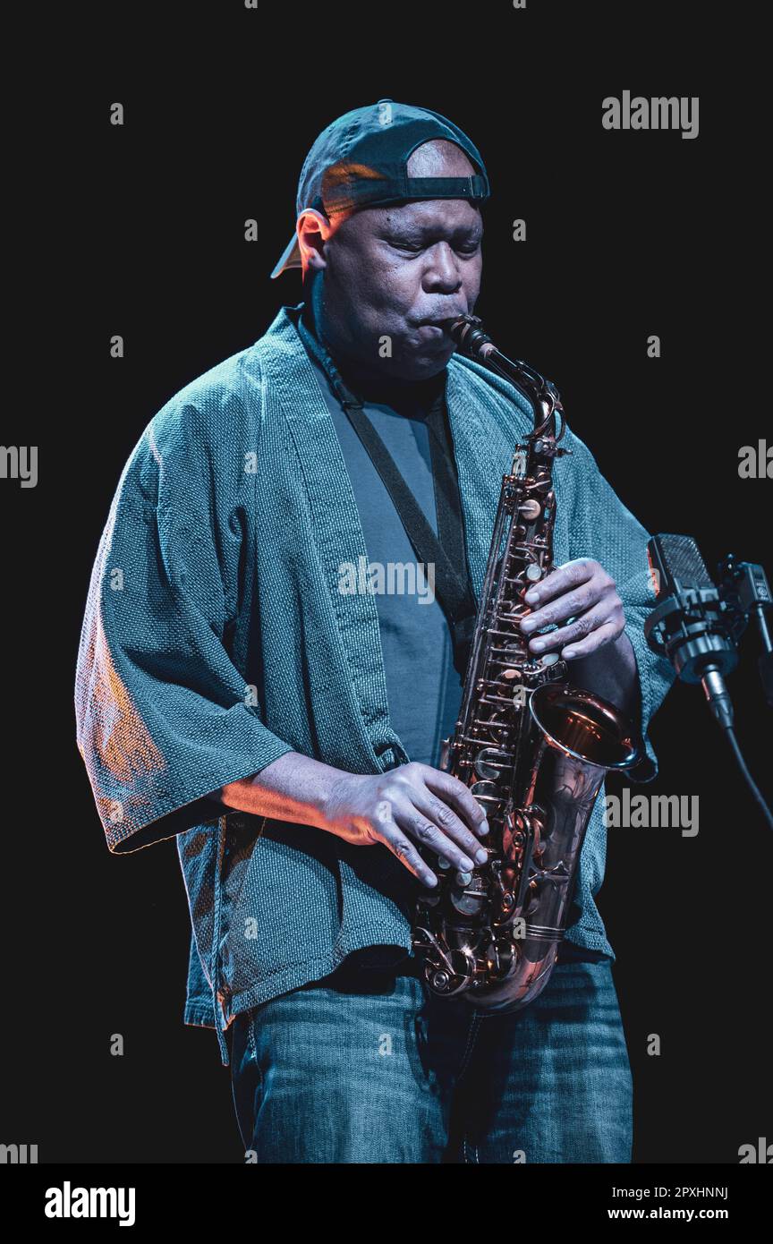 TURIN, ITALIEN: Der unbestrittene Protagonist des zeitgenössischen Jazz Steve Coleman, zusammen mit den „Five Elements“-Bands, tritt live auf dem Torino Jazz Festival 2023 auf. Stockfoto