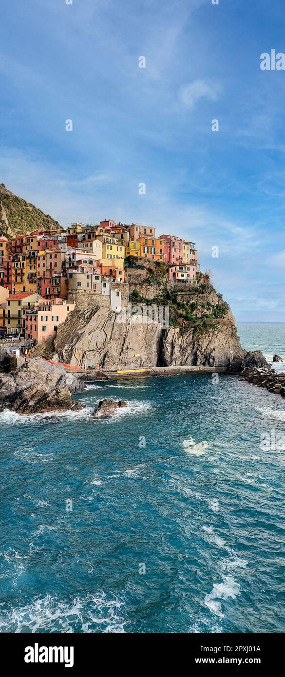 Malerischer Blick auf das Dorf Manarola in Cinque Terre, Italien. Speicherplatz kopieren Stockfoto