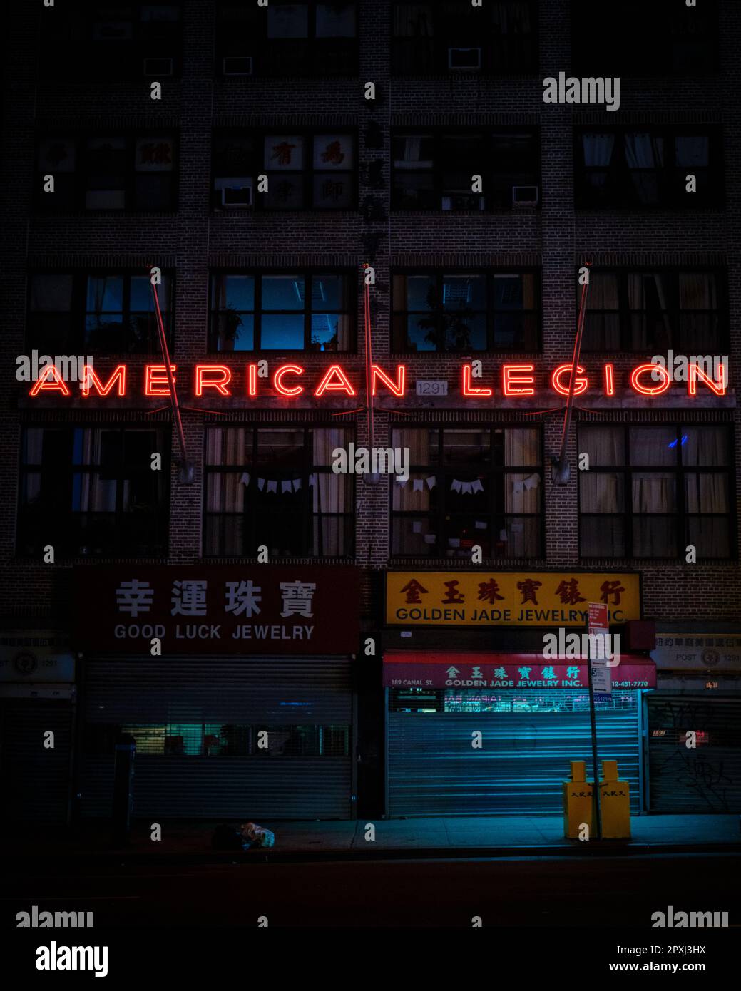 American Legion Neonschild bei Nacht, in Chinatown, Manhattan, New York Stockfoto