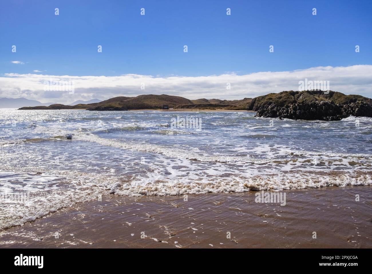 Seascape von Newborough Beach bei Flut mit Blick auf Llanddwyn Island. Newborough, Isle of Anglesey, Wales, Vereinigtes Königreich, Großbritannien Stockfoto