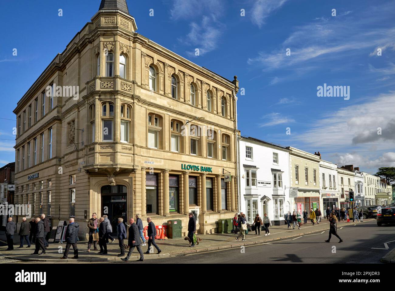 Das Stadtzentrum von Stratford upon Avon mit dem Gebäude der Lloyds Bank dominiert die Skyline. Stadtzentrum von Stratford Stockfoto