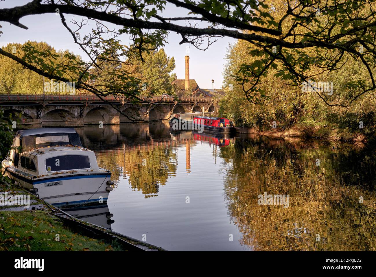 Herbst Stratford upon Avon. River Avon Szene von Stratford upon Avon und Clopton Bridge mit verankerten Booten. England Großbritannien Stockfoto