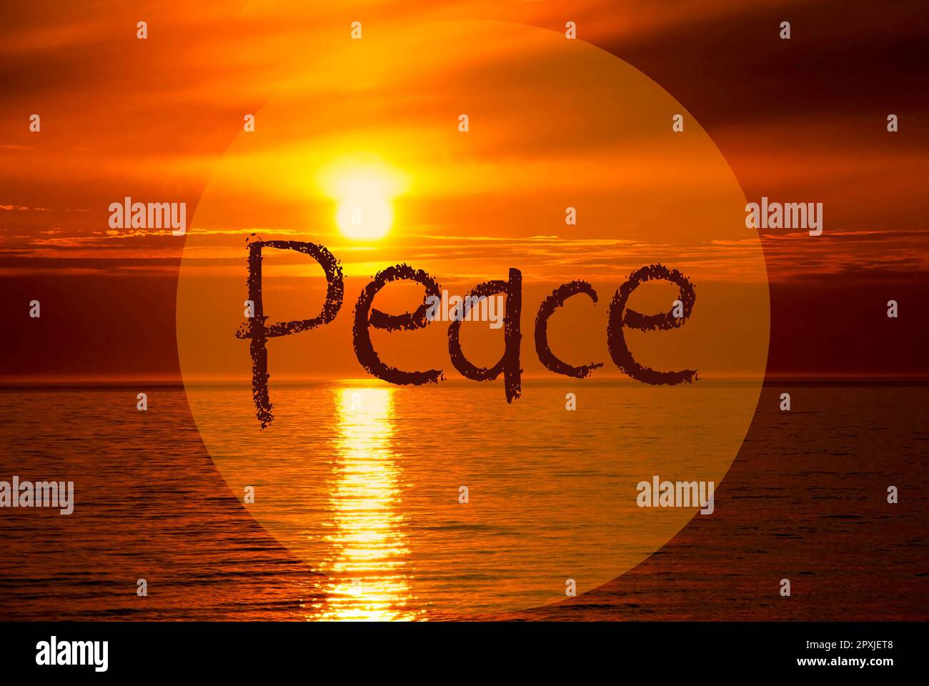 Englischer Text Peace. Romantischer Sonnenuntergang Oder Sonnenaufgang Am Meer Oder Ozean Im Hintergrund Stockfoto