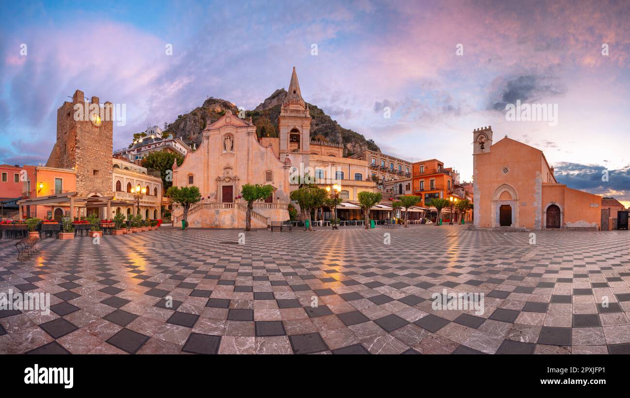Taormina, Sizilien, Italien. Panorama-Stadtbild der malerischen Stadt Taormina, Sizilien mit Hauptplatz Piazza IX Aprile und Kirche San Giuseppe A. Stockfoto