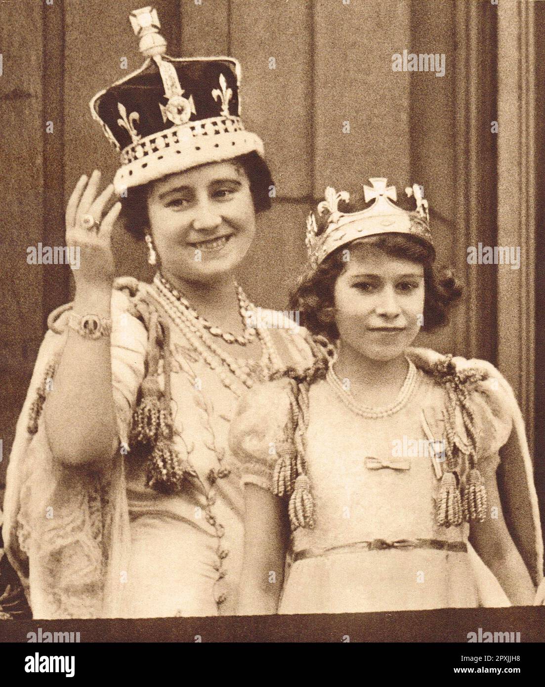 Die Königin ist mit Lady Elizabeth Bowes-Lyon (später Königin Mutter) und der jungen Prinzessin Elizabeth (später Königin Elizabeth II.) verbunden und würdigt den Jubel der Menge bei der Krönung von König George VI. Am 12. Mai 1937 Stockfoto