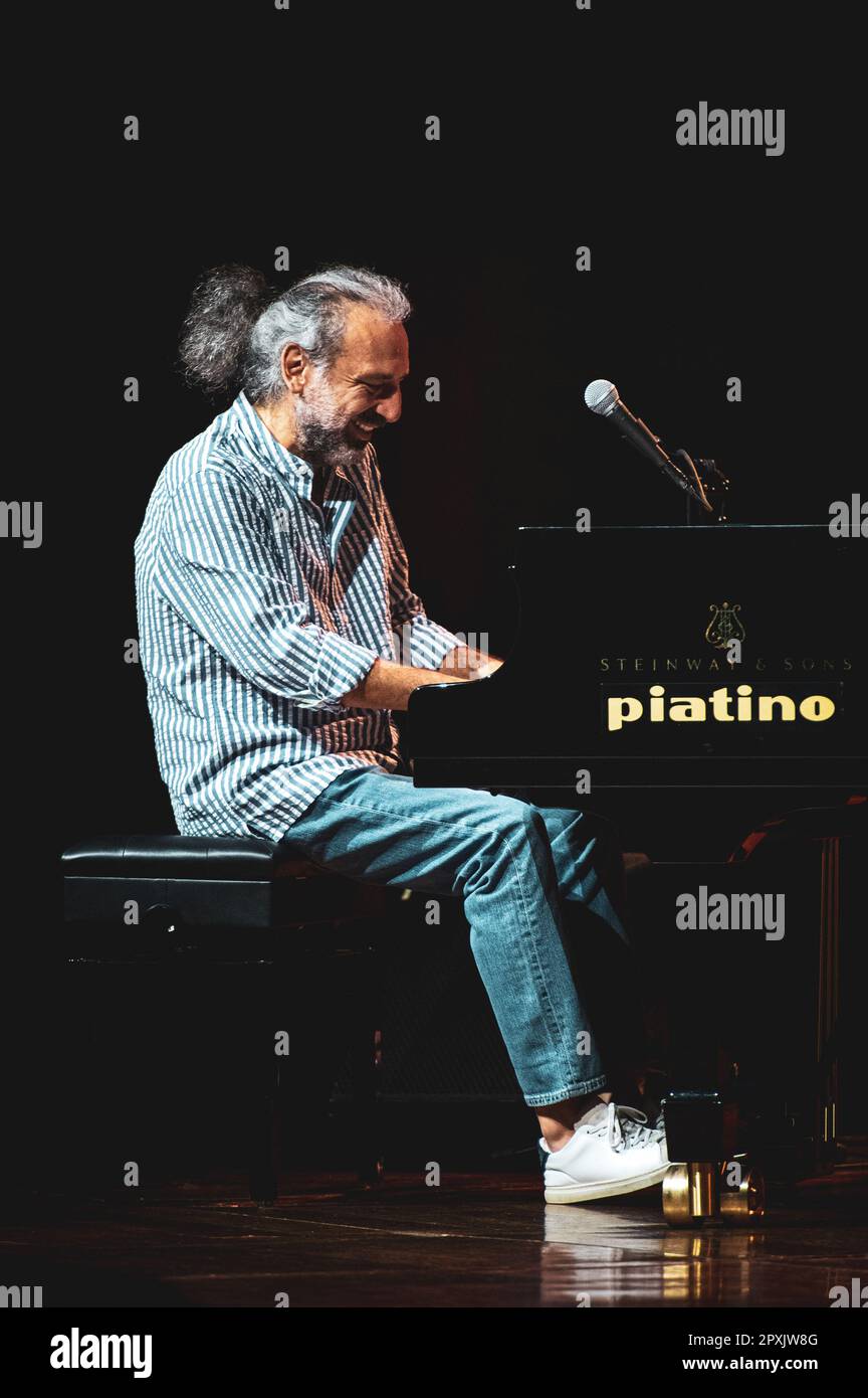 TURIN, ITALIEN: Der italienische Jazzpianist Stefano Bollani tritt live auf der Bühne des Internationalen Jazztages in Turin zusammen mit Jesper Bodilsen (Contrabass) und Morten Lund (Trommeln) auf. Die drei Musiker zusammen sind bekannt als das dänische Trio. Stockfoto