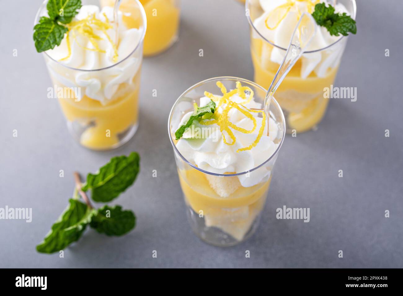 Zitronenquellensaft mit Desserts für eine Party oder einen Geburtstag, Esstisch-Idee, Catering Stockfoto Zitronenquellensaft mit Desserts für eine Party oder einen Geburtstag, Esstisch-Idee, Catering Stockfoto