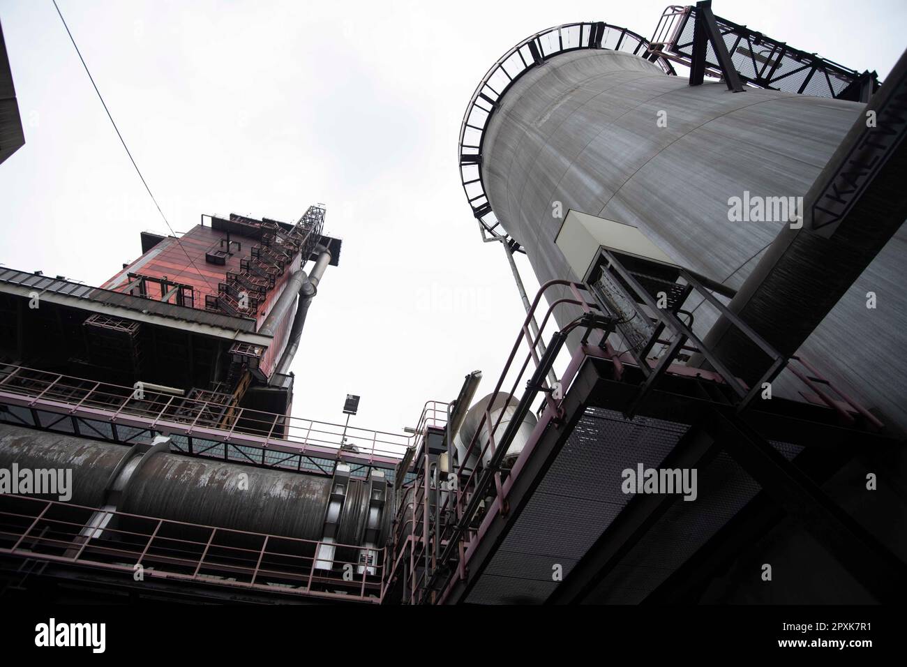 Blick auf den mit Wasserstoff betriebenen Hochofen 8 von thyssenkrupp Steel, Besuch des Bundespräsidenten Frank Walter Steinmeier bei thyssenkrupp Steel in Duisburg, 2. Mai 2023. Stockfoto