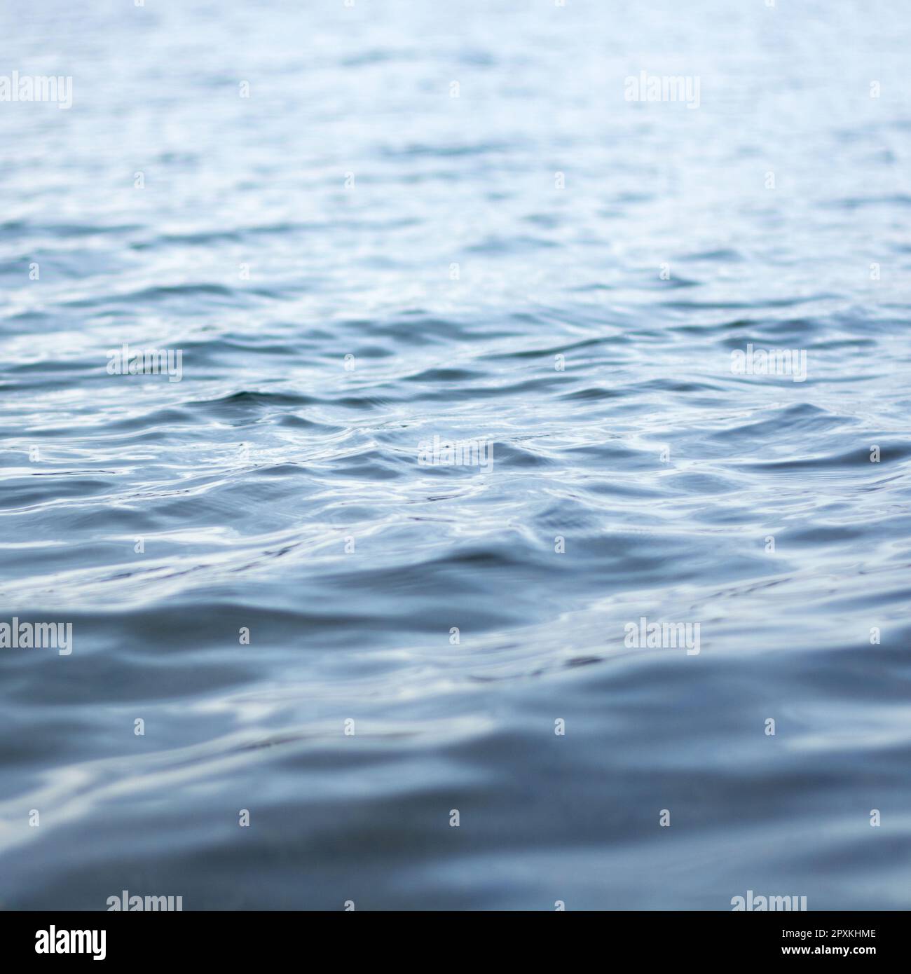 Meerwasseroberfläche in Nahaufnahme. Ausgewählter Fokus und unscharfer Hintergrund. Stockfoto