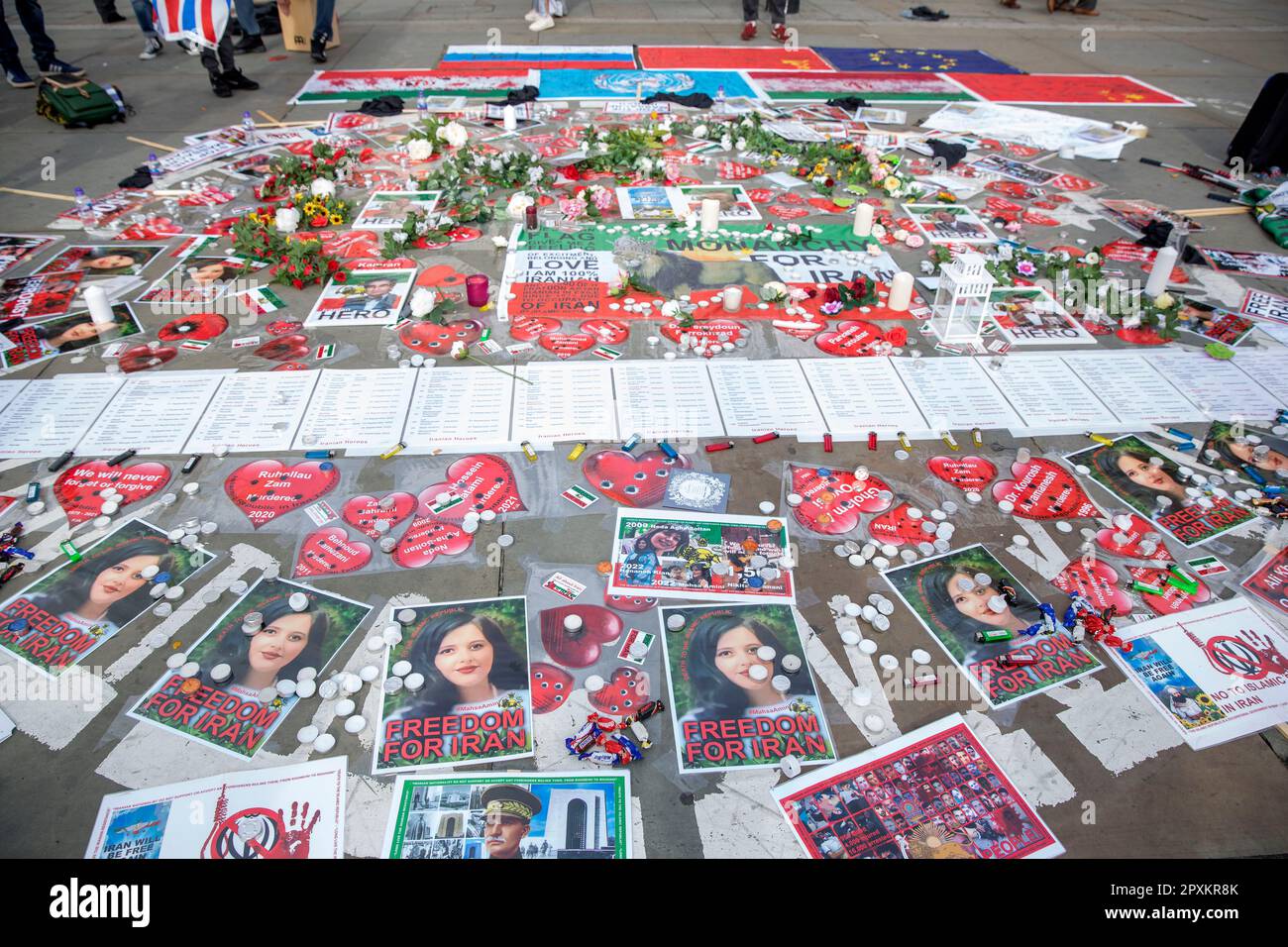 Poster und Botschaften zur Unterstützung der Freiheit und des Monarchismus für den Iran sind am Trafalgar Square in London zu sehen. Stockfoto