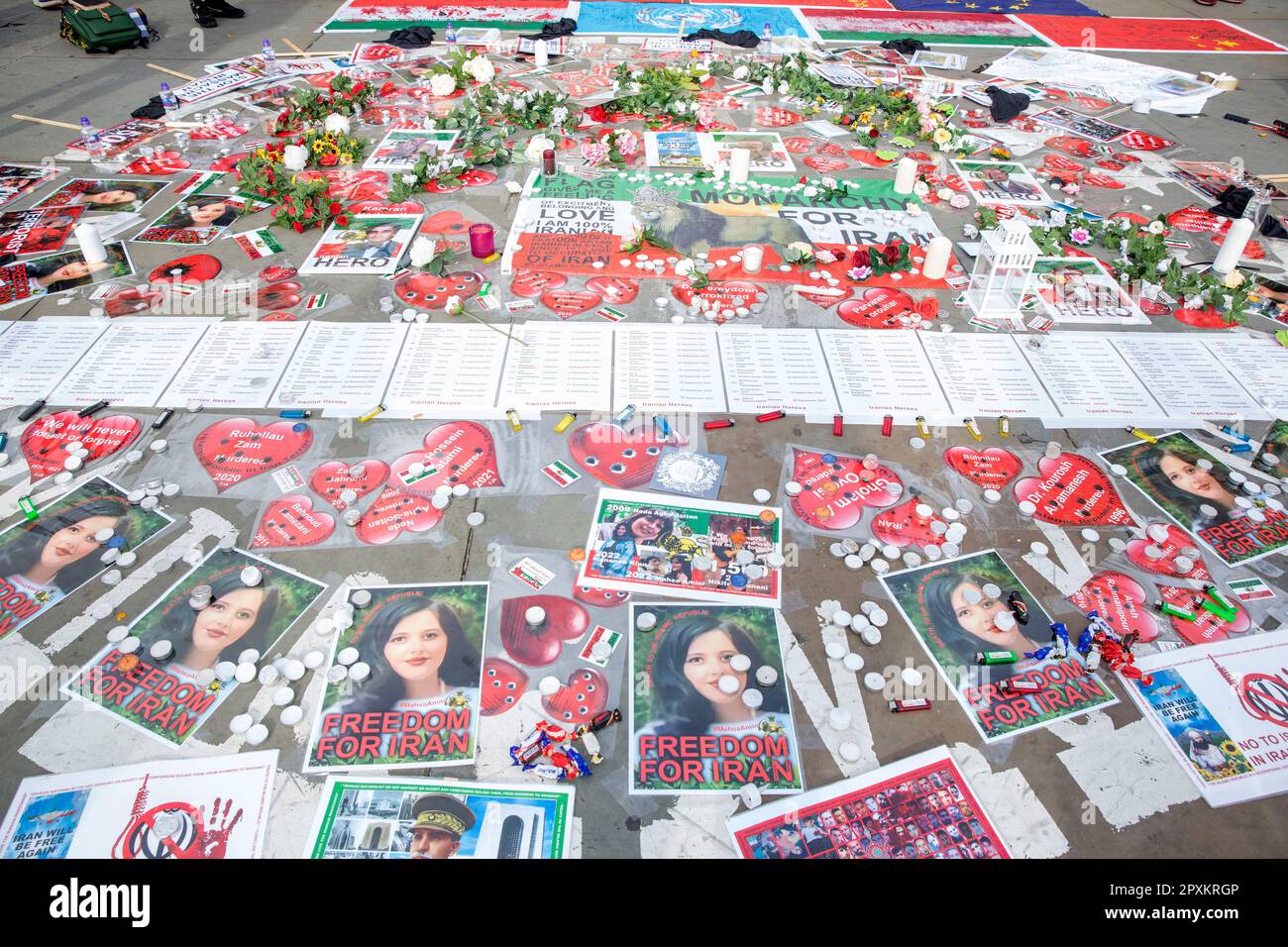 Poster und Botschaften zur Unterstützung der Freiheit und des Monarchismus für den Iran sind am Trafalgar Square in London zu sehen. Stockfoto