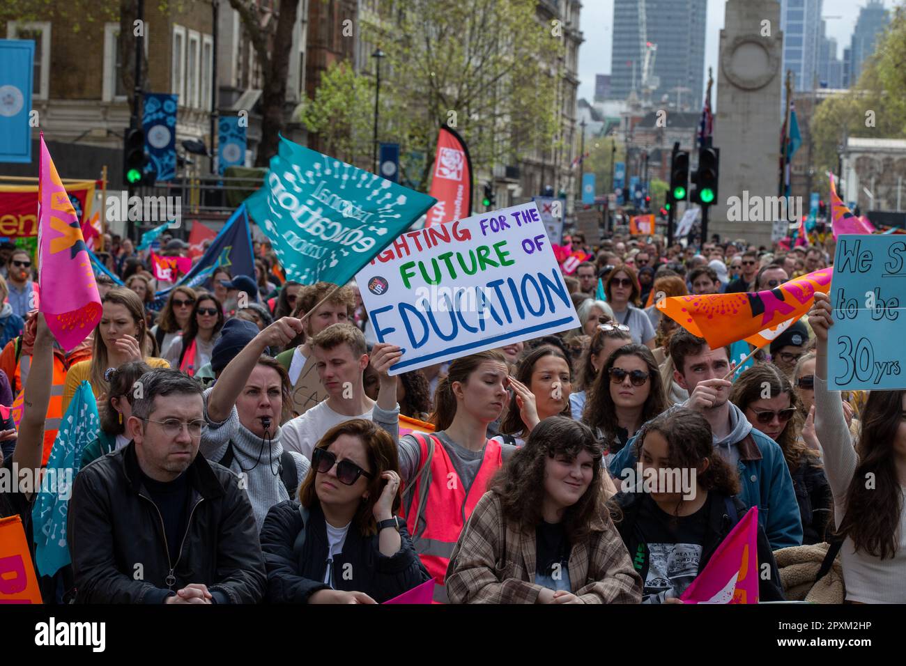 London, Großbritannien. 2. Mai 2023. Mitglieder der NEU National Education Union und ihre Unterstützer treffen sich vor der Downing Street in Whitehall Credit: Richard Lincoln/Alamy Live News Stockfoto