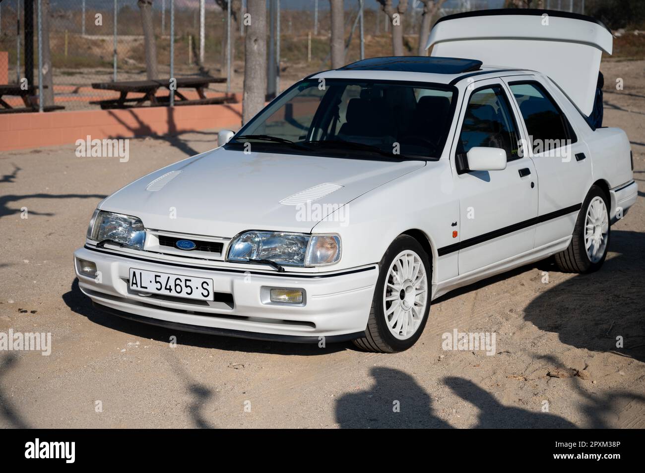 Detail eines wunderschönen weißen Ford Sierra Cosworth. Der Besitzer nimmt Sachen aus dem Kofferraum Stockfoto