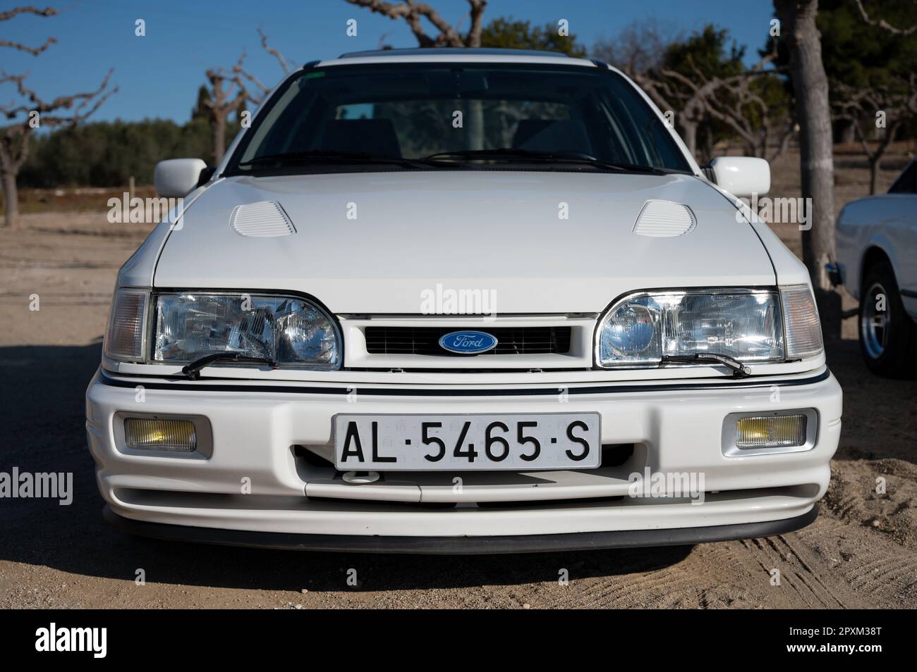 Detail eines wunderschönen weißen Ford Sierra Cosworth. Vorderansicht Stockfoto