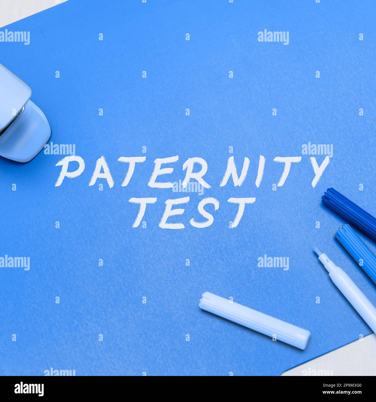 Schild zeigt Vaterschaftstest, Business zeigt einen DNATest, um zu bestimmen, ob ein bestimmter