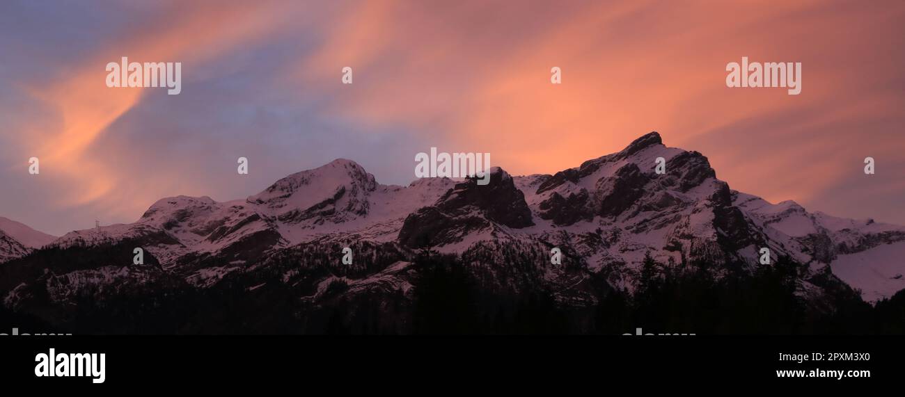 Sonnenaufgangsszene in Gsteig bei Gstaad. Stockfoto