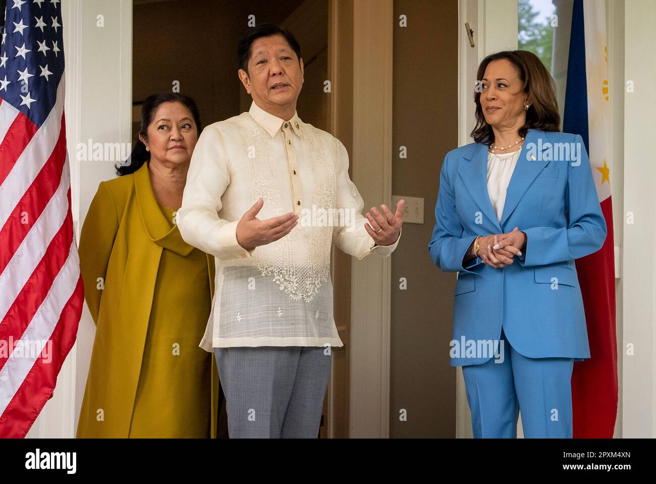 Washington, Usa. 02. Mai 2023. USA Vizepräsident Kamala Harris und zweiter Gentleman Douglas Emhoff sind Gastgeber von Präsident Ferdinand Marcos der Philippinen und Frau Louise Araneta-Marcos zu einem Brunch im Residenz der Vizepräsidenten bei Marcos Ankunft in Washington, DC am 2. Mai 2023. Foto: Ken Cedeno/Sipa USA Kredit: SIPA USA/Alamy Live News Stockfoto