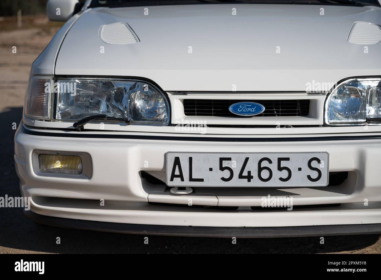 Detail eines wunderschönen weißen Ford Sierra Cosworth. Kühlergrilldetail, Scheinwerfer Stockfoto