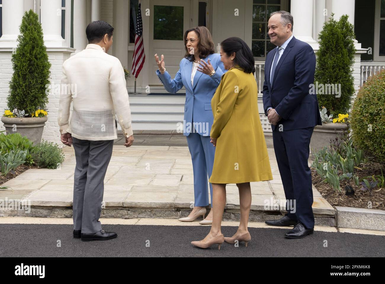 Washington, Usa. 02. Mai 2023. USA Vizepräsident Kamala Harris und zweiter Gentleman Douglas Emhoff sind Gastgeber des philippinischen Präsidenten Ferdinand Marcos Jr. und von Frau Louise Araneta-Marcos für einen Brunch bei der Residenz des Vizepräsidenten in Washington, D.C. Dienstag, den 2. Mai 2023 in Washington DC. Foto: Ken Cedeno/UPI Credit: UPI/Alamy Live News Stockfoto