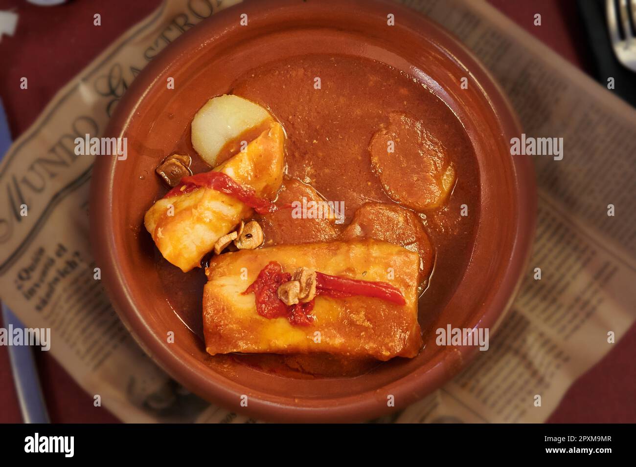 Tonauflauf mit leckerem Kabeljau im Biscayne-Stil, dazu Kartoffeln, roter Paprika und gebratener Knoblauch. Stockfoto