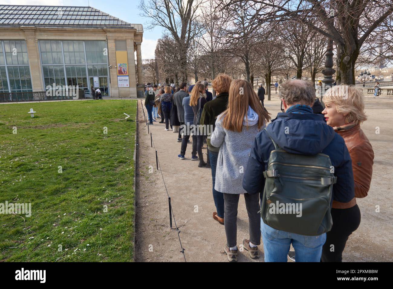 Touristen stehen an, um die Orangerie-Galerie zu betreten Stockfoto