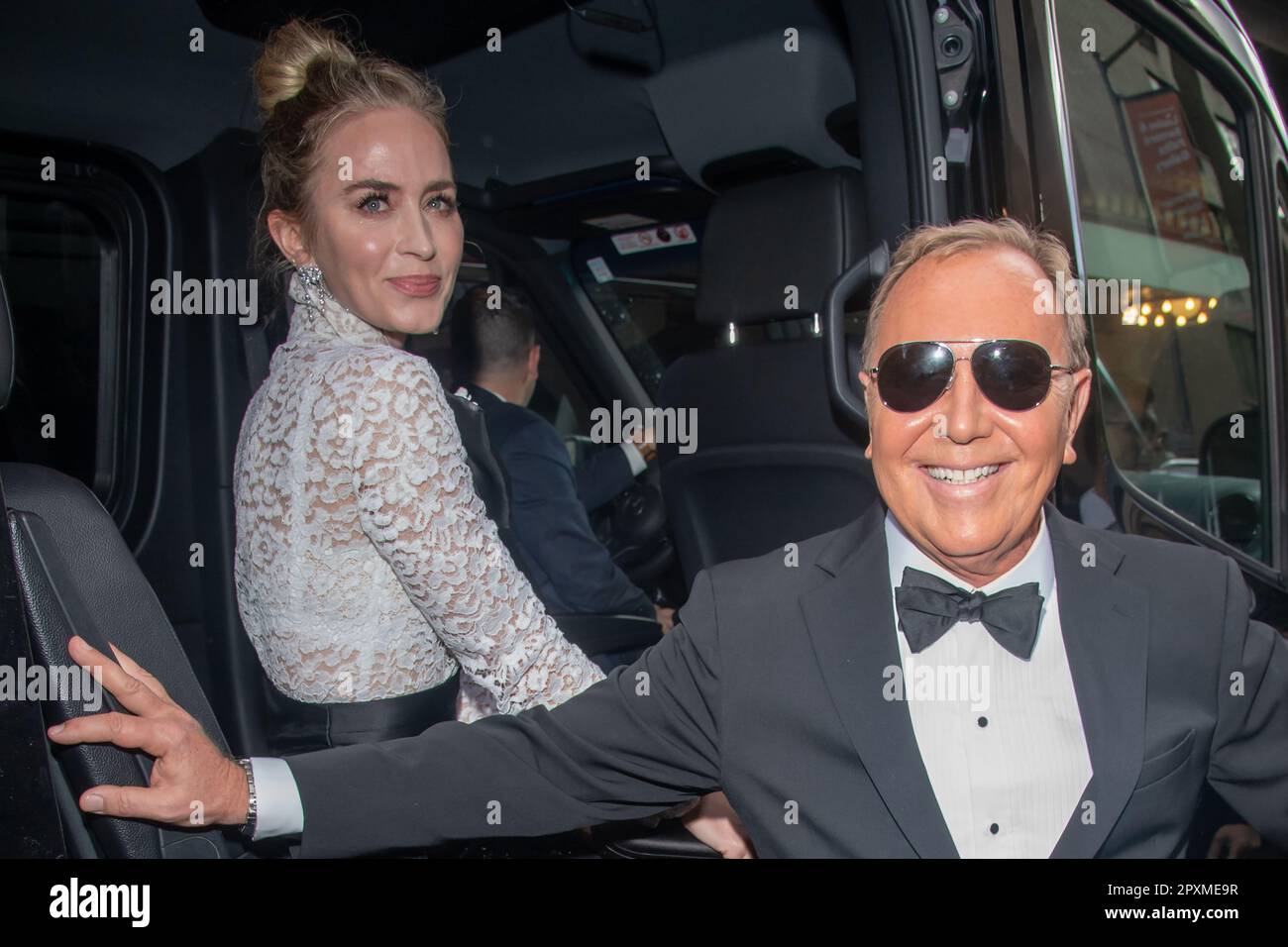 New York, Usa. 01. Mai 2023. NEW YORK, NEW YORK - 01. MAI: Emily Blunt und Michael Kors verlassen das Pierre Hotel für 2023 Met Gala am 01. Mai 2023 in New York City. Kredit: SOPA Images Limited/Alamy Live News Stockfoto