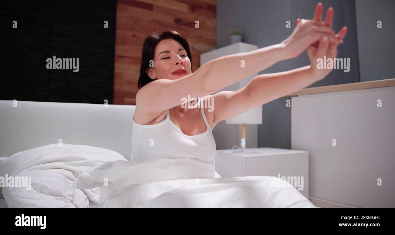 Eine Frau, Die Aufwacht. Ganzkörperaufwachen Und Stretching Stockfoto