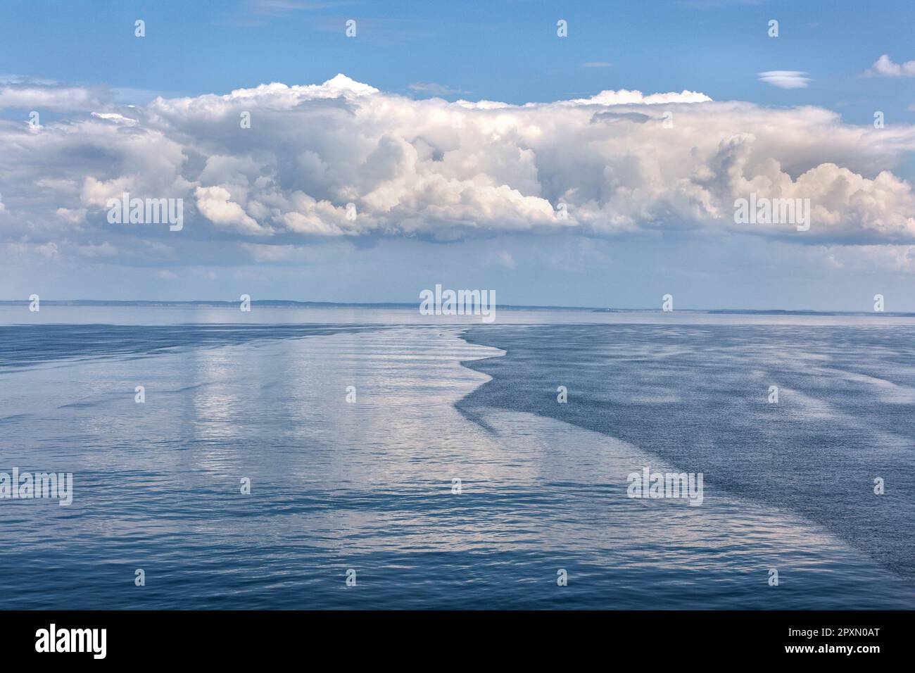 Ruhig, ruhig, friedlich, Skagerrak-Meer an der Nordsee von Jütland Dänemark, Bohuslan-Küste Schweden, Südnorwegen mit großem blauen Himmel und dramatischen Wolken. Stockfoto