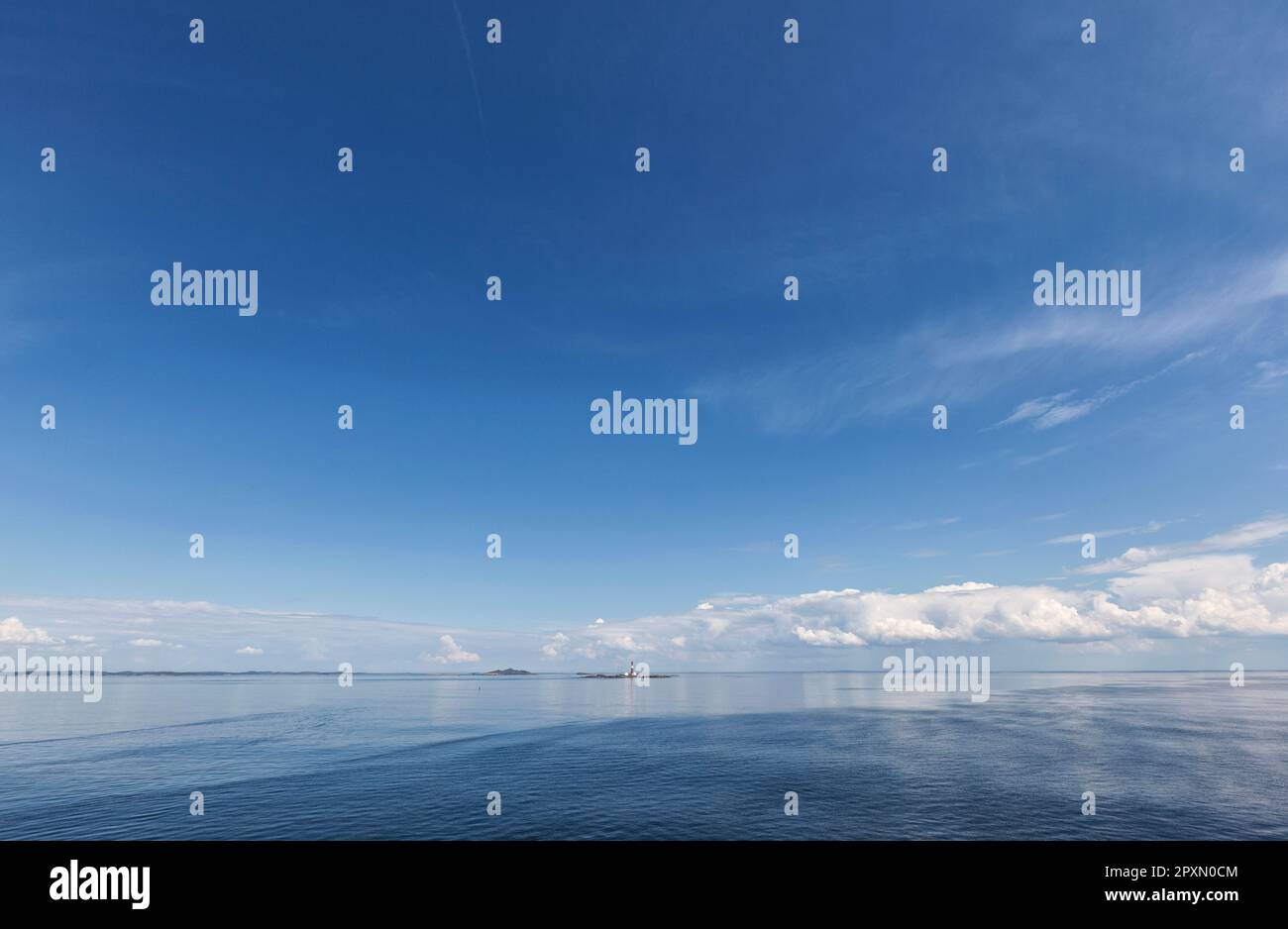Ruhig, ruhig, friedlich, Skagerrak östlich der Nordsee bei Jütland Dänemark, Bohuslan Küste Schweden und Südnorwegen mit großem blauen Himmel und Wolken. Stockfoto