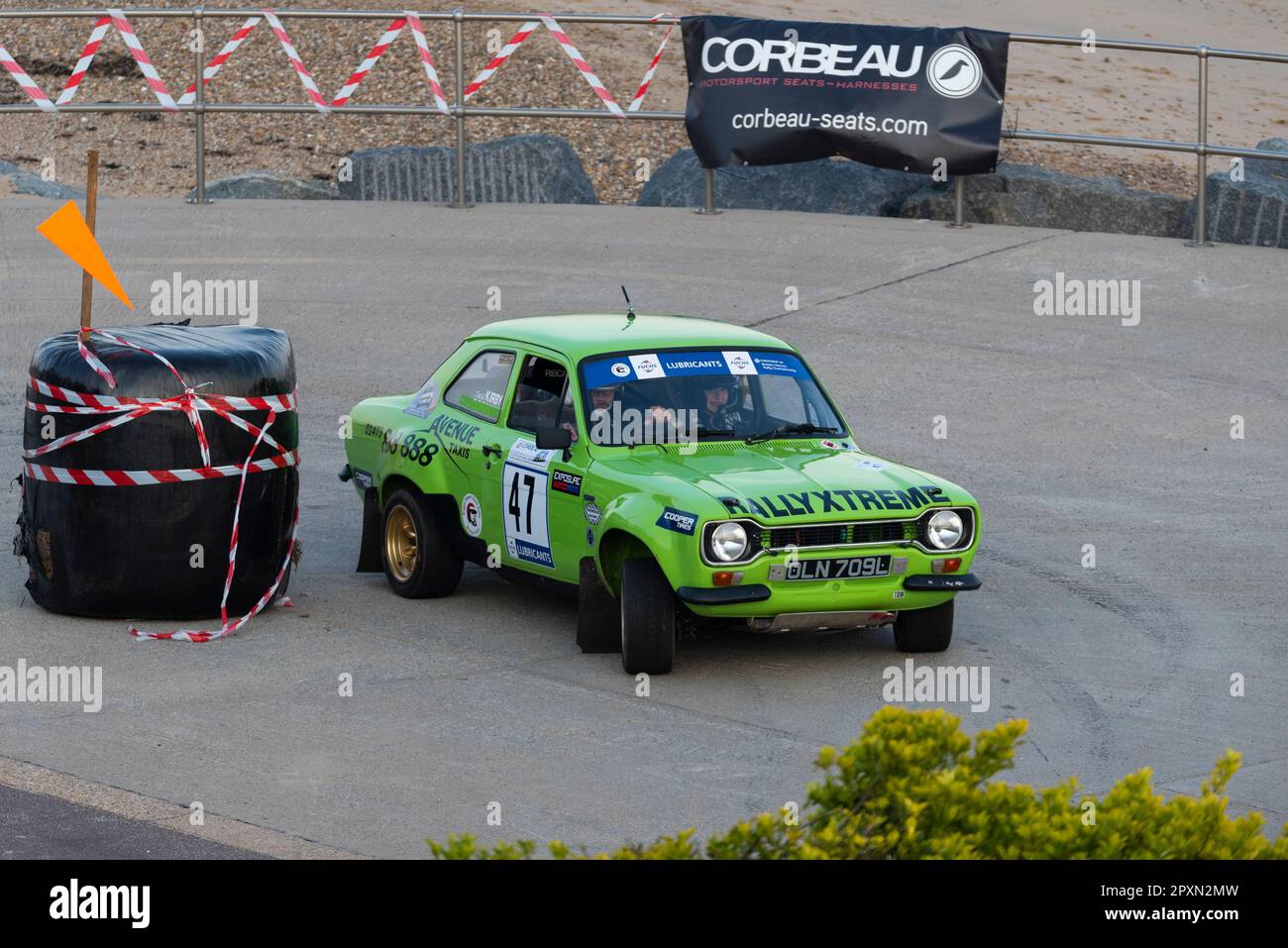 David Kirby fährt mit einem klassischen Ford Escort RS1600 aus dem Jahr 1972 an der Corbeau Seats Rallye am Meer in Clacton, Essex, Großbritannien. Mitfahrer Abi Haycock Stockfoto