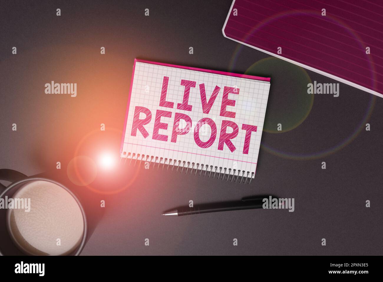 Schild mit Anzeige des Live-Berichts, zusammenhängender Fotostream von Aktualisierungen, die in Echtzeit veröffentlicht werden Stockfoto