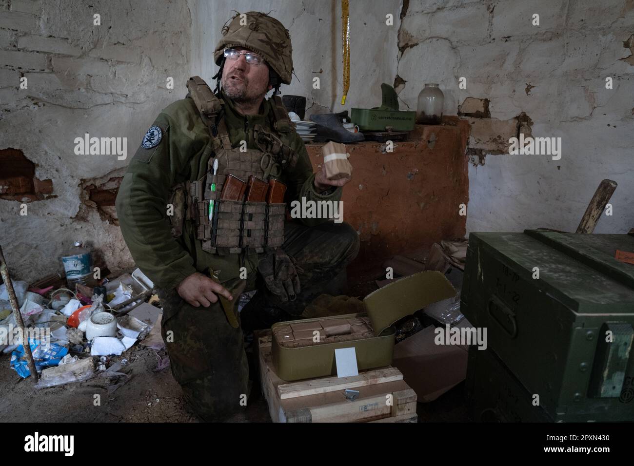 Ein ukrainischer Soldat wird gesehen, wie er eine Schachtel Kugeln in der Nähe von Soledar hält. Die ostukrainische Stadt in der Region Donezk wurde im Januar von russischen Streitkräften belagert. Die Belagerung hat einen Vorteil für die Umschließung der nahegelegenen Stadt Bakhmut gebracht, die als eine der bedeutendsten Schlachten seit der russischen Invasion gilt. Während sich die Ukrainer auf die lang erwartete Gegenoffensive vorbereiten, wird der Kampf um die Wiedererlangung der Kontrolle in Soledar und seiner Umgebung für die ukrainische Armee von Bedeutung sein. (Foto: Ashley Chan/SOPA Images/Sipa USA) Stockfoto