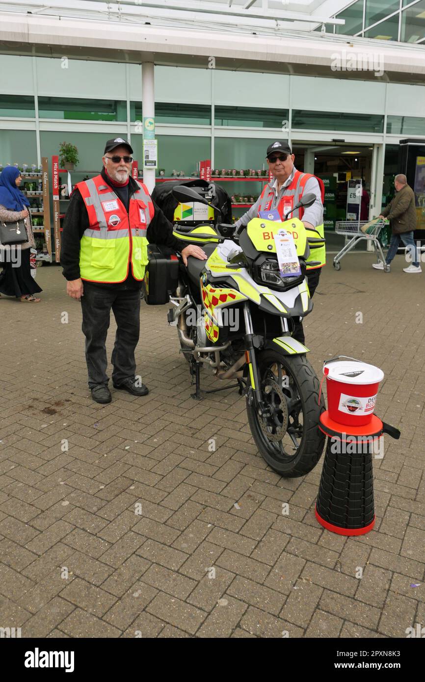 Blood Bikers vor der ASDA in Sinfin, Derby. Stockfoto